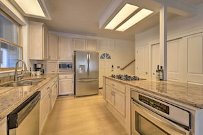 Kitchen | 2,400 Sq Ft | Free WiFi | Central Location | Gas Fireplace