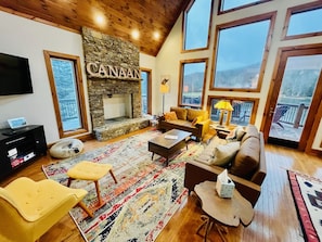 Vaulted ceiling & gorgeous views!