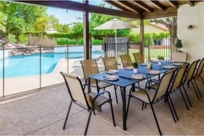 High ceiling patio with string lights and a great vibe seats 10+ w/ heated pool!