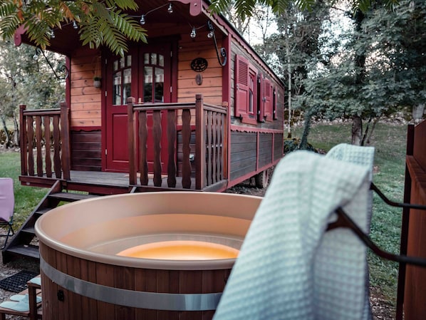 Outdoor spa tub
