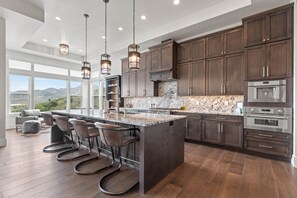 Deer Springs 12797 Summer: Cozy bar stools by the kitchen bar table, perfect for breakfast.