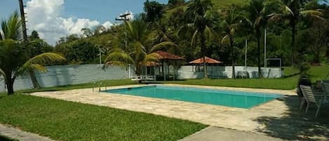 A piscina é perfeita para você se refrescar em dias quentes 