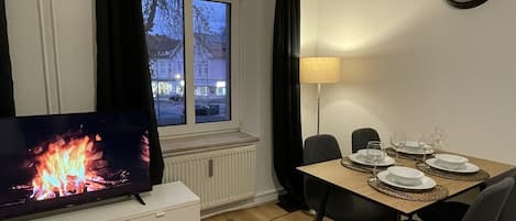 Essbereich und TV mit Blick auf die Innenstadt.