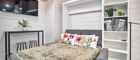 East Wenatchee Vacation Rental | Studio | 1BA | Step-Free Access | 550 Sq Ft