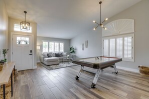 Entryway | Family Room | Free WiFi
