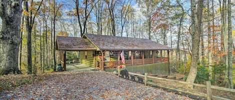 Pigeon Forge Vacation Rental | 2BR | 2.5BA | 1 Step to Enter | 1,300 Sq Ft