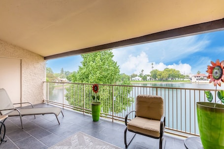 amazing lake views from the balcony! Watch the turtles float by!