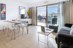 The living area features a flat-screen Smart TV, a DVD player, and stereo speakers.