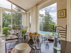 Geschirr, Möbel, Tabelle, Eigentum, Drinkware, Fenster, Dishware, Interior Design, Textil, Pflanze
