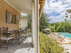 Plante, L'Eau, Bâtiment, Nuage, Fenêtre, Chaise, Ombre, Ciel, Table, Pot De Fleur