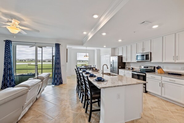 Large, Bright & Inviting Eat-in Kitchen