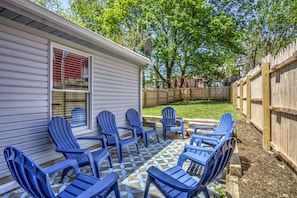 Sit outside on the fenced-in backyard and enjoy the "buzz" of the city. 