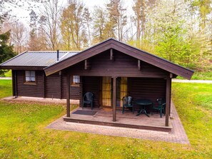 Plante, Bois, Arbre, Ombre, Chalet, Bâtiment, Herbe, Siding, Toit, Paysage