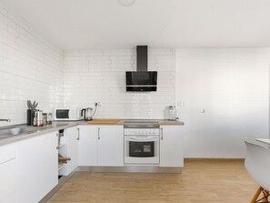 Cabinetry, Countertop, Sinken, Zapfhahn, Herd, Küche, Holz, Interior Design, Gebäude, Spüle