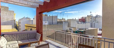 Sky, Property, Daytime, Shade, Lighting, Building, Architecture, Wood, Fence, Urban Design