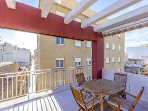 Eigentum, Himmel, Tabelle, Holz, Schatten, Stuhl, Interior Design, Fenster, Gartenmöbel, Grundeigentum