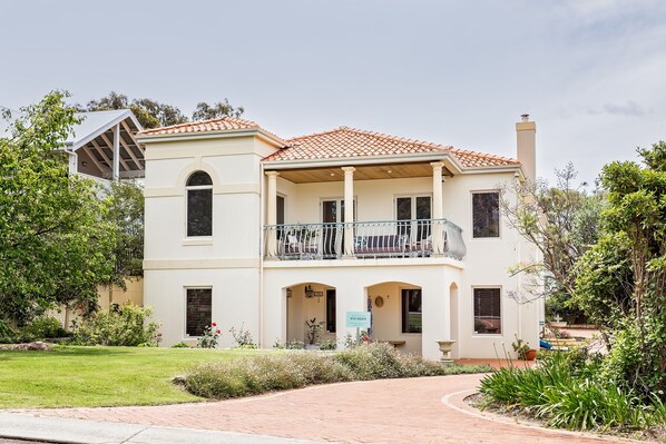 Mediterranean-inspired elegance – Villa Torretta’s grand façade and lush gardens create a striking first impression.