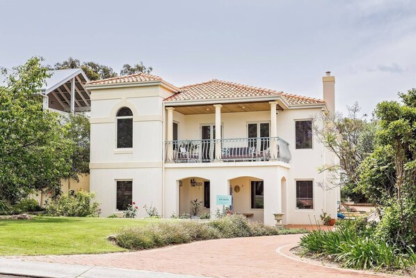 Mediterranean-inspired elegance – Villa Torretta’s grand façade and lush gardens create a striking first impression.