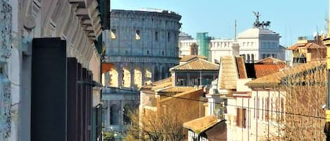 Balcone con vista sul Colosseo