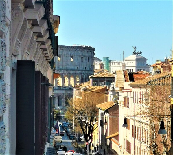 Balcony with Colosseum's view