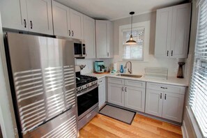 Prepare some delicious food in this gorgeous modern kitchen!