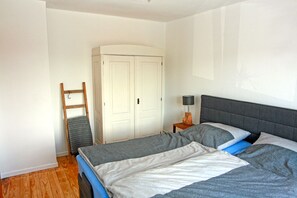 1. Schlafzimmer mit Doppelbett
