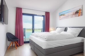 1.Schlafzimmer mit Doppelboxspringbett und TV