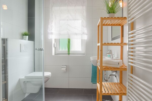 Badezimmer mit Handtuchwärmer und Küche