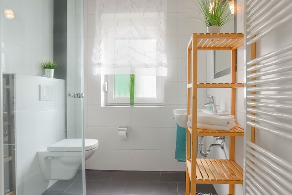 Badezimmer mit Handtuchwärmer und Küche