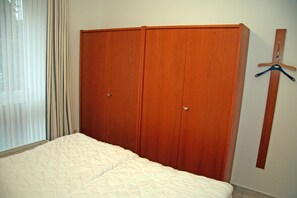 Schlafzimmer mit großem Schrank