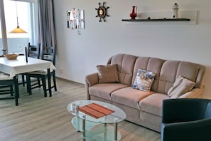 Wohnzimmer mit Essbereich und ouch