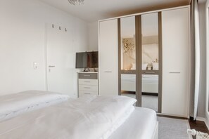 Schlafzimmer mit TV