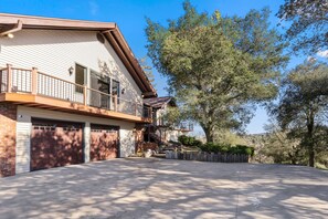 Large Driveway with plenty of parking space.