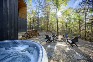 Outdoor Paradise: Unwind in the hot tub and gather around the fire pit surrounded by nature!