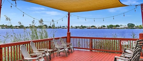 Lakeside Lounge Area