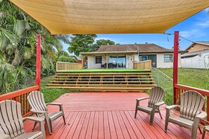 Lakeside Lounge Area