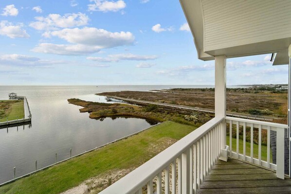 Nestled in a private harborside community, Harbormaster's soundfront location is ideal for the whole family.