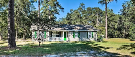 Gainesville Vacation Rental | 3BR | 2BA | 2 Steps for Entry | 1,650 Sq Ft