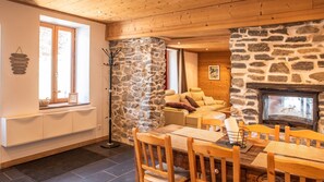 Salle à manger avec cheminée double foyer donnant sur le séjour.