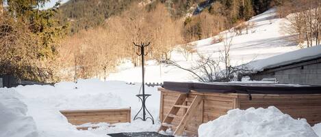 Superbe Jacuzzi extérieur avec vue imprenable sur les montagnes.