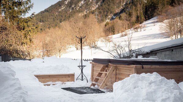 Superbe Jacuzzi extérieur avec vue imprenable sur les montagnes.