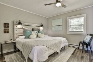 Main bedroom with direct access to bathroom. Reading lights build in headboard. Bamboo bed linens and lightweight, fluffy comforter or quilt.