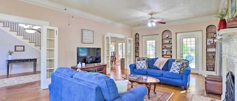 Corsicana Vacation Rental | 4BR | 2BA | 2,924 Sq Ft | Stairs Required for Access