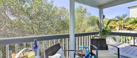 Holmes Beach Vacation Rental | 2BR | 2BA | 995 Sq Ft | Stairs Required to Enter