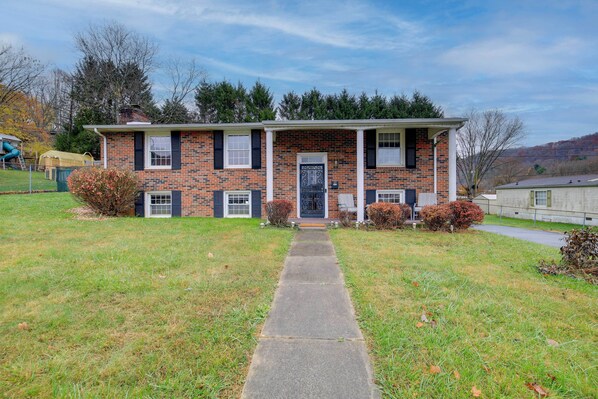 Bluefield Vacation Rental | 3BR | 2BA | 2,000 Sq Ft | Steps to Access