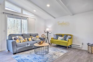 Living Room | Smart TV w/ Netflix | Sleeper Sofa