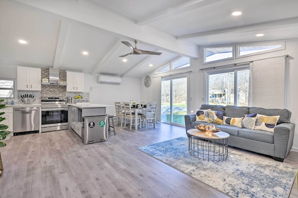 Tobyhanna Vacation Rental | 2BR | 1.5BA | 950 Sq Ft | 5 Steps Required to Access