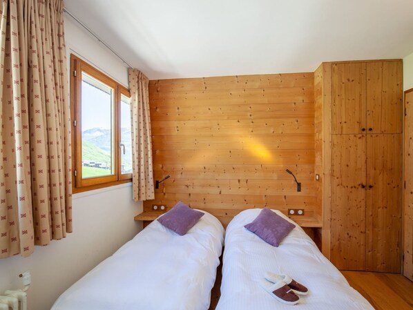 Möbel, Komfort, Gebäude, Holz, Textil, Fenster, Bettrahmen, Bett, Interior Design, Vorhang