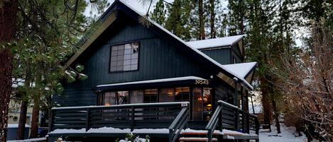 Snow covered Big Bear Cool Cabins, The Lakehouse