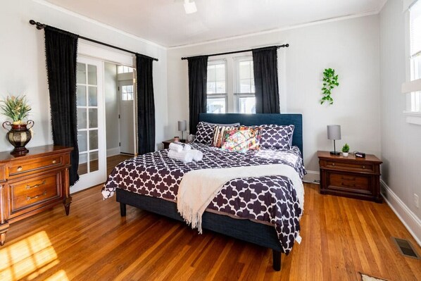 King Bedroom Retreat – Your serene escape awaits with a comfy king bed, sliding door access, and an abundance of natural light. Need privacy? Just draw the curtains and unwind in total comfort!